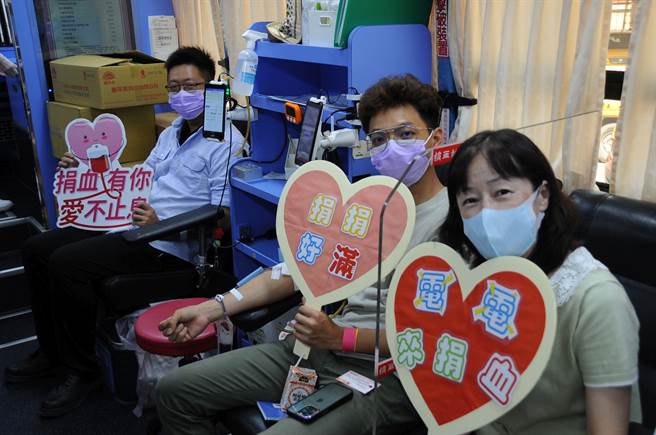台电宜兰区营业处今（7日）与宜兰捐血站合作举办「热血老爸」捐血活动，现场除了台电员工外，还邀请洽公乡亲、附近住户一起在父亲节前夕捐血做爱心。（台电宜兰区营业处提供／吴佩蓉宜兰传真）