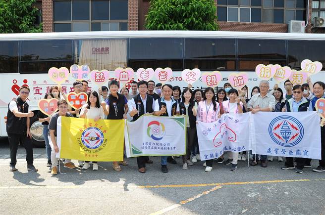 台电宜兰区营业处今（7日）与宜兰捐血站合作举办「热血老爸」捐血活动，现场除了台电员工外，还邀请洽公乡亲、附近住户一起在父亲节前夕捐血做爱心。（台电宜兰区营业处提供／吴佩蓉宜兰传真）
