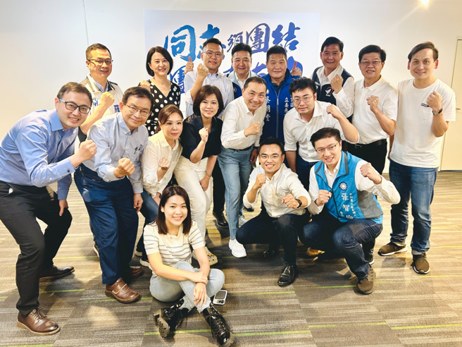 侯友宜(中)與雙北立委參選人便當會，侯報告接下來行程，立委參選人也紛紛提出選戰建議。（侯友宜競選辦公室提供）