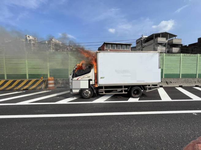 今7日下午15时5分许国道一号北上8.9公里处发生一起火烧车事故，一辆超商物流车行驶间驾驶座忽然冒烟，驾驶赶紧将车辆停靠路边，随即冒出火烟，车上2人紧急下车逃生。（图／新北消防局提供）