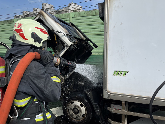 今7日下午15时5分许国道一号北上8.9公里处发生一起火烧车事故，一辆超商物流车行驶间驾驶座忽然冒烟，驾驶赶紧将车辆停靠路边，随即冒出火烟，车上2人紧急下车逃生。（图／新北消防局提供）
