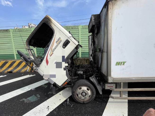 今7日下午15时5分许国道一号北上8.9公里处发生一起火烧车事故，一辆超商物流车行驶间驾驶座忽然冒烟，驾驶赶紧将车辆停靠路边，随即冒出火烟，车上2人紧急下车逃生。（图／新北消防局提供）