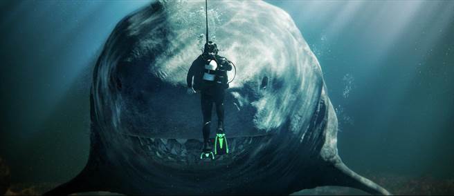 《巨齿鲨2：海沟深渊》再次钓起观众对于鲨鱼的好奇心。（华纳兄弟提供）
