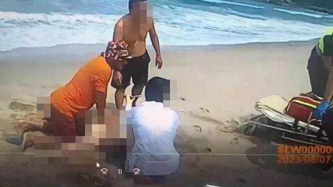 张震岳刚好人也在现场，听到呼救声他立即上前协助CPR，直到救护车抵达，合力将男子搬上担架。（翻摄画面）