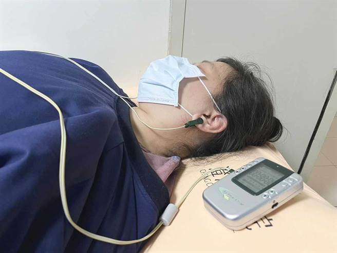 微电流刺激疗法将感应夹夹在双侧耳垂，以极低的微安培安全电流量，刺激大脑促使分泌相关激素和神经传导物，以缓和耳鸣现象。示意图非当事病患。（澄清中港院区提供／潘虹恩台中传真）