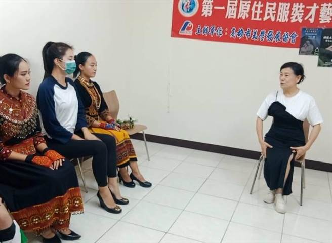 美姿美仪老师许世蓉（右一）教导佳丽正确坐姿。（柯宗纬翻摄）