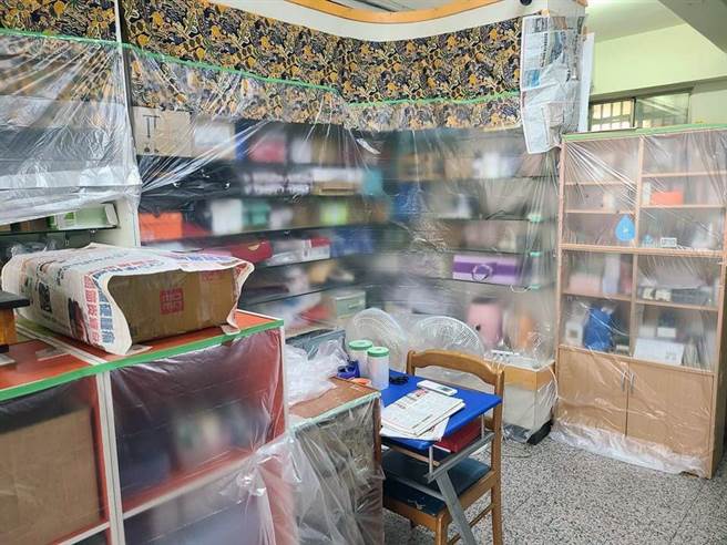 台南市登革热防治中心执行室内化学防治时，发现民眾有过度包覆的现象，可能导致防治成效不彰。（防治中心提供／洪荣志台南传真）