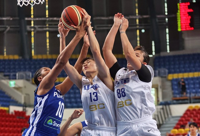 戴宜庭(中)、王游乙文跟菲律賓中鋒潔丹妮兒爭搶籃板球。(中華籃協提供)