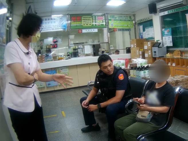 62岁陈姓妇人日前接获自称其「许久未见」的侄女来电，前往邮局五权分行欲匯款12万元给给侄女买「吹风机」，机警行员察觉有异成功阻诈。（中市警二分局提供／潘虹恩台中传真）