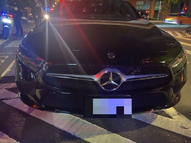 台北市大安区仁爱路四段、復兴南路段口昨（6）日晚间21时52分许发生一起死亡车祸。（图／警方提供）