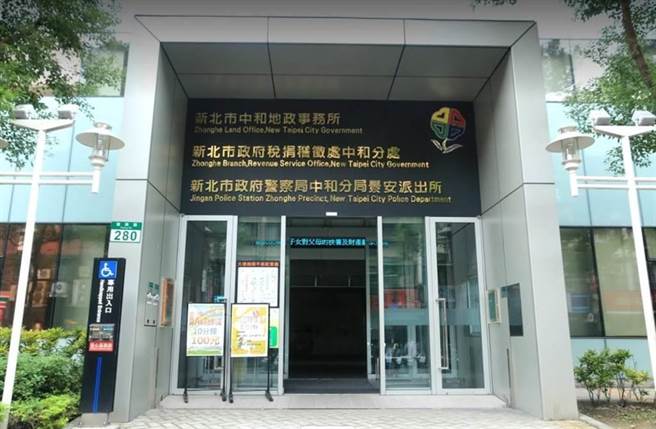 為響應愛心，新北市中和地政事務所父親節上午在事務所門口舉行「新北地政，熱血防詐」活動，參與捐血活動的民眾可獲得精美好禮。（本報資料照片）