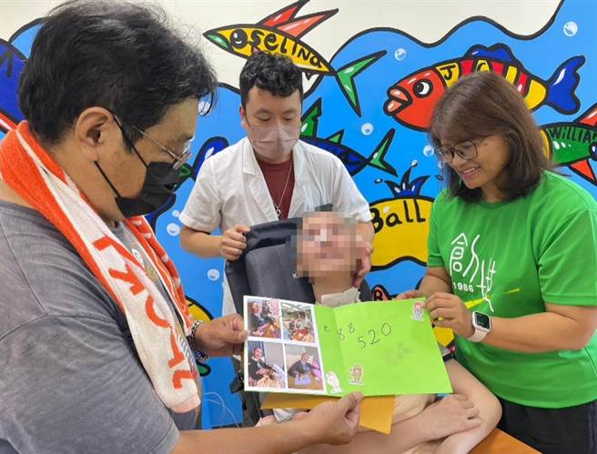 植物人青年阿丞手作卡片，内容写着数字「88，520」，代表着「爸爸，我爱你」。（创世基金会台东分院提供／萧嘉蕙台东传真）