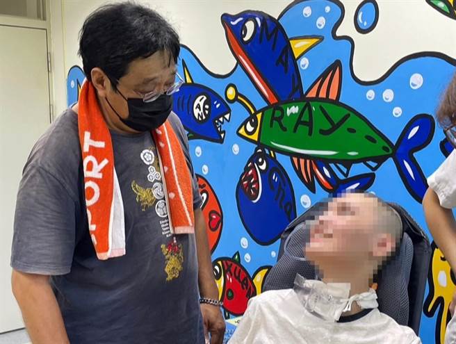 植物人阿丞入住创世基金会台东分院期间，经由职能治疗，目前已可自行完成简单的动作及操作平板电脑。（创世基金会台东分院提供／萧嘉蕙台东传真）