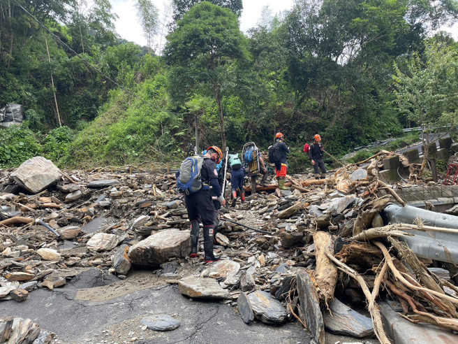 新北市快搜部队持续挺进，27名救援人员组成的多元团队，包括医疗专家、搜救队员和特搜义消，进入道路中断的平和村，携带居民急需的食品、饮用水和医疗援助，为居民提供必要的支援。（图／新北消防局提供）