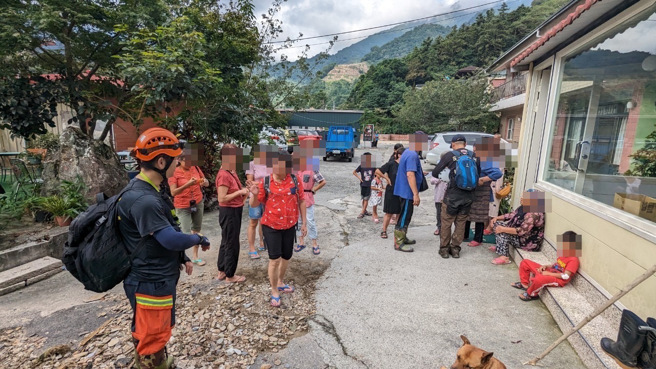 新北市快搜部队持续挺进，27名救援人员组成的多元团队，包括医疗专家、搜救队员和特搜义消，进入道路中断的平和村，携带居民急需的食品、饮用水和医疗援助，为居民提供必要的支援。（图／新北消防局提供）