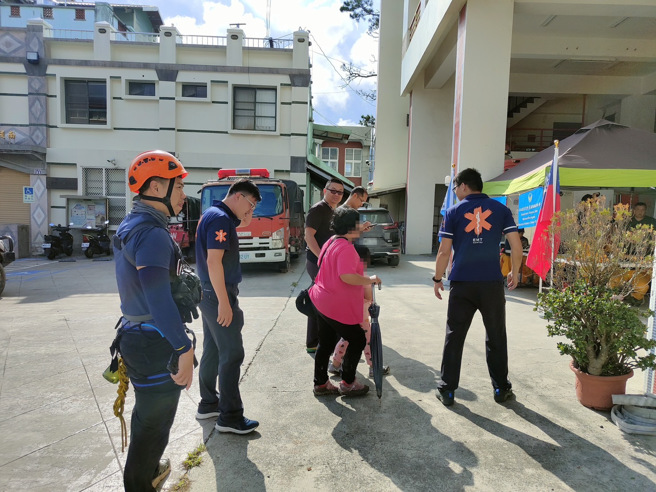 新北市快搜部队持续挺进，27名救援人员组成的多元团队，包括医疗专家、搜救队员和特搜义消，进入道路中断的平和村，携带居民急需的食品、饮用水和医疗援助，为居民提供必要的支援。（图／新北消防局提供）