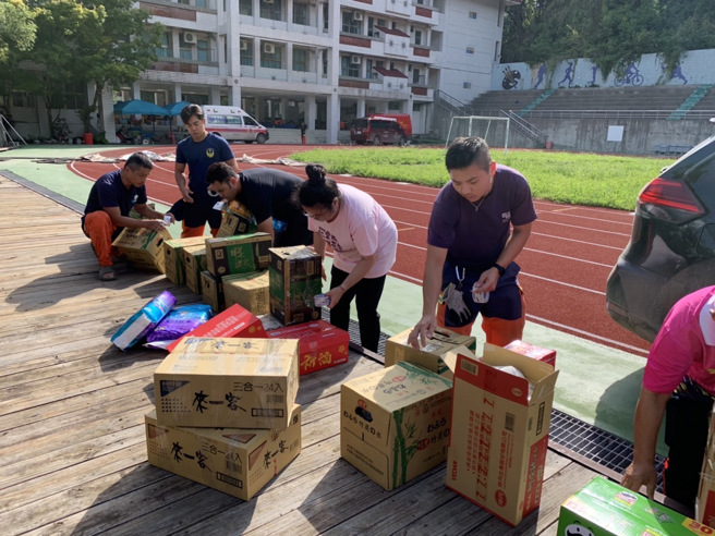 新北市快搜部队持续挺进，27名救援人员组成的多元团队，包括医疗专家、搜救队员和特搜义消，进入道路中断的平和村，携带居民急需的食品、饮用水和医疗援助，为居民提供必要的支援。（图／新北消防局提供）