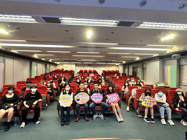 新北警妇幼警察队特别成立宣导团，前进校园并结合校方扩大宣导。（图／警方提供）