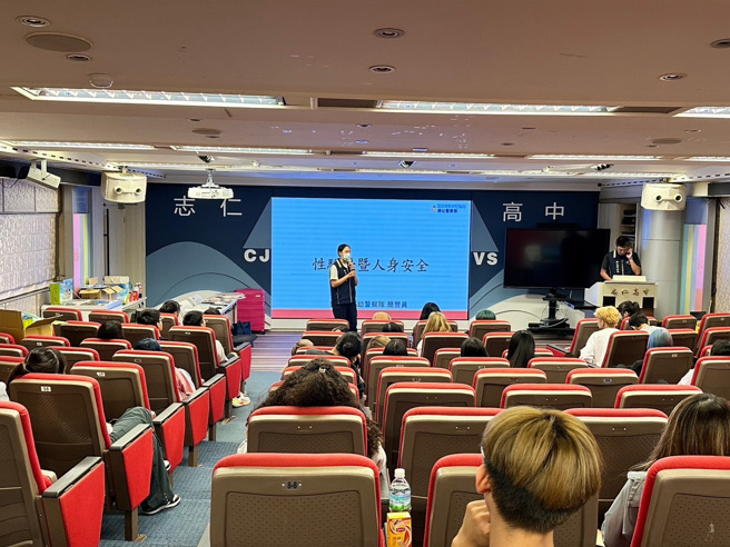 新北警妇幼警察队特别成立宣导团，前进校园并结合校方扩大宣导。（图／警方提供）