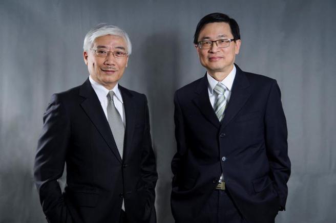 （联强国际集团总裁杜书伍(左)与新任集团执行长王其勋(右)。图／联强国际提供）