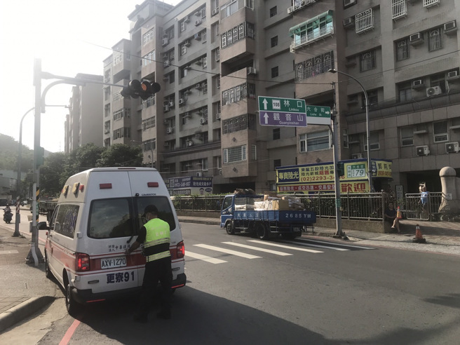 今（7）日下午16时许，新北市五股区民义路一段发生一起车祸，34岁张姓男骑士骑乘普重机车擦撞路人10岁陈姓男童发生交通事故。（图／警方提供）