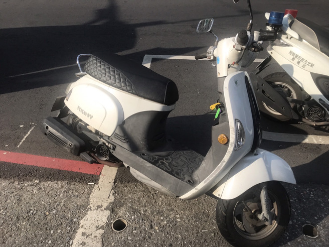 今（7）日下午16时许，新北市五股区民义路一段发生一起车祸，34岁张姓男骑士骑乘普重机车擦撞路人10岁陈姓男童发生交通事故。（图／警方提供）