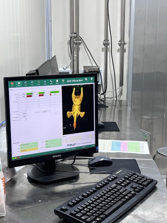 金丰盛产线搭载智能影像系统，记录所有生产数据，让电宰厂也能通过产销履歷验证。（吴奕萱摄）