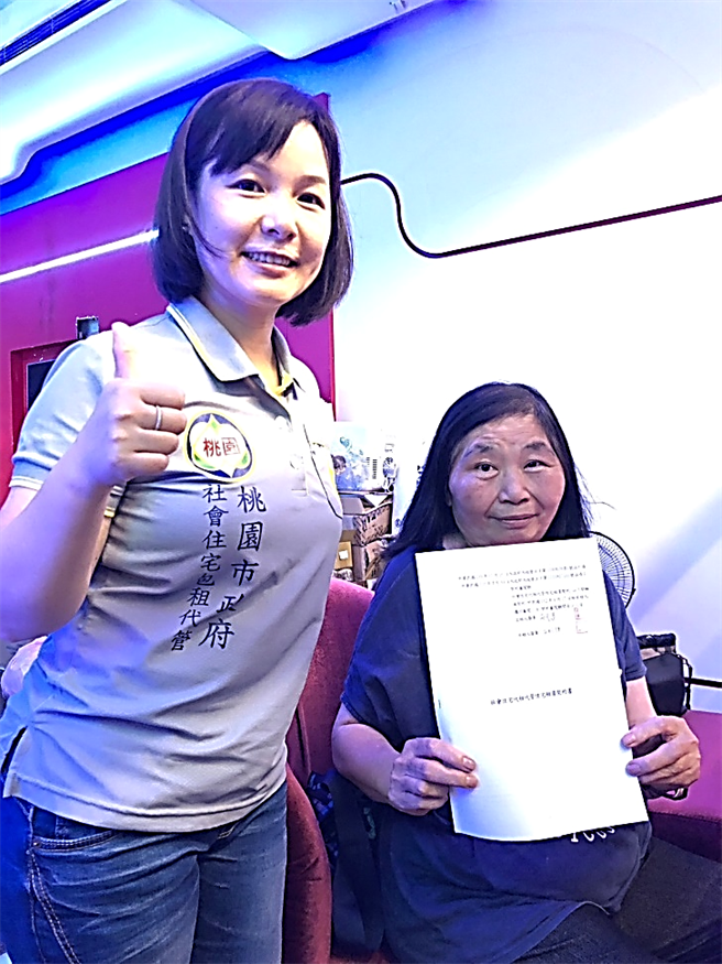 61歲的阿珠姐在包租代管業者親自釋疑後，她的房東從拒絕當愛心房東轉成5間出租房全加入。(住發處提供／蔡依珍桃園傳真)