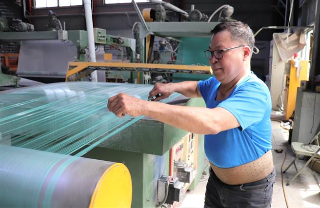 吴明中退而不休，靠劳动部「雇用奖助措施」重返职场稳定就业逾1年，找回生活重心。（劳动力发展署云嘉南分署提供／吕妍庭嘉义传真）