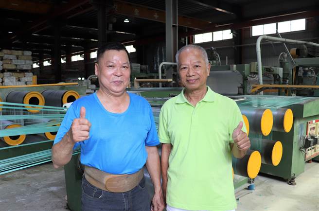 吴明中(左)退休后再就业，感谢雇主林永鸿给机会贡献毕生经验。（劳动力发展署云嘉南分署提供／吕妍庭嘉义传真）