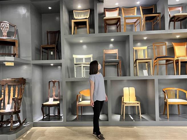 台南白河超过40年歷史的美雅家具，展场内的「椅子墙」，最近意外成为热门打卡墙。（张毓翎摄）