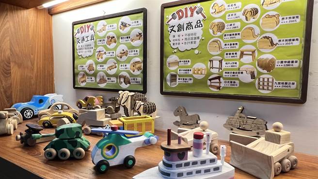 业者提供40多种木制文创商品，让游客DIY体验。（张毓翎摄）