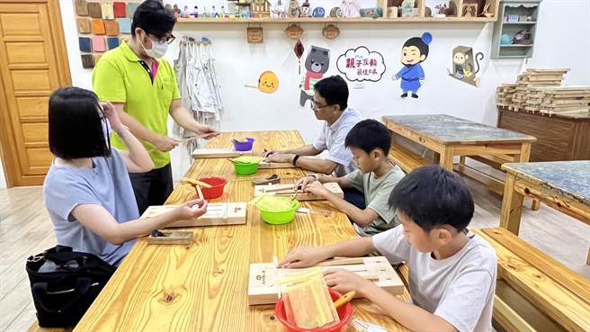 随着疫情趋缓，旅游潮回温，今年就有不少学校、社区、家庭安排观光工厂之旅。（张毓翎摄）