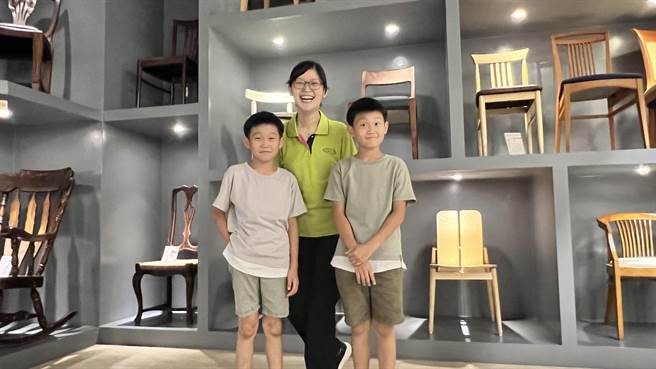 美雅家具展场中包含木头奥秘、品牌故事等设计，都注入了施心怡（中）的创意。（张毓翎摄）