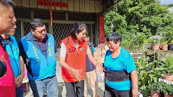 游颢陪县长许淑华到信义乡勘灾，呼吁中央「救灾不分蓝绿」。南投县议员游颢提供