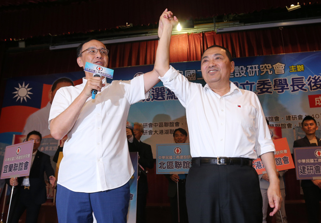 中華民國工商建設研究會「侯友宜競選總統暨參選立委學長後援會」7日在台北市成立，國民黨主席朱立倫（左）牽起國民黨總統參選人侯友宜（右）的手，呼籲大家票投侯友宜。（黃世麒攝)