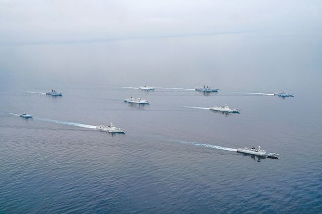 中俄联合舰队军演不断，继7月下旬在日本附近海域操兵，8月初更推进到阿拉斯加外海，反制美国意味浓厚。（新华社）