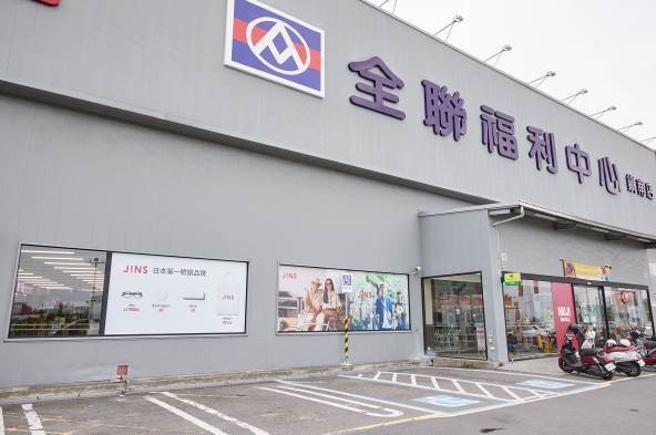（JINS首度进驻全联，连开台南新营、云林斗六等两店。图／JINS提供）