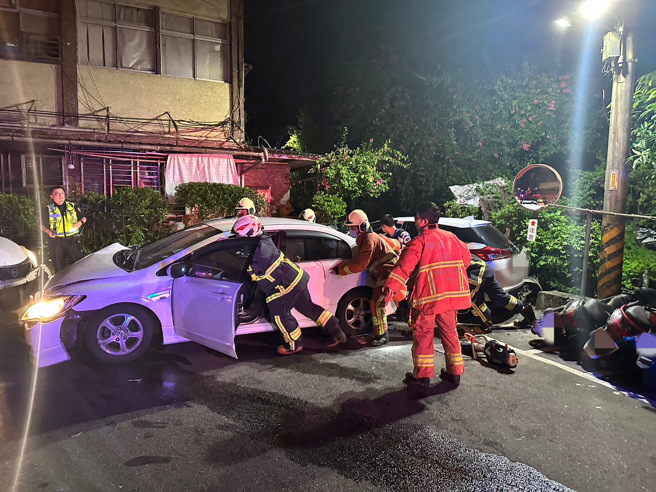 今（7）日凌晨2时3分许，新北市汐止区福安街59巷2号前发生一起交通事故，3辆轿车撞在一起，1名35岁高姓驾驶遭车门夹住受困。（图／警方提供）
