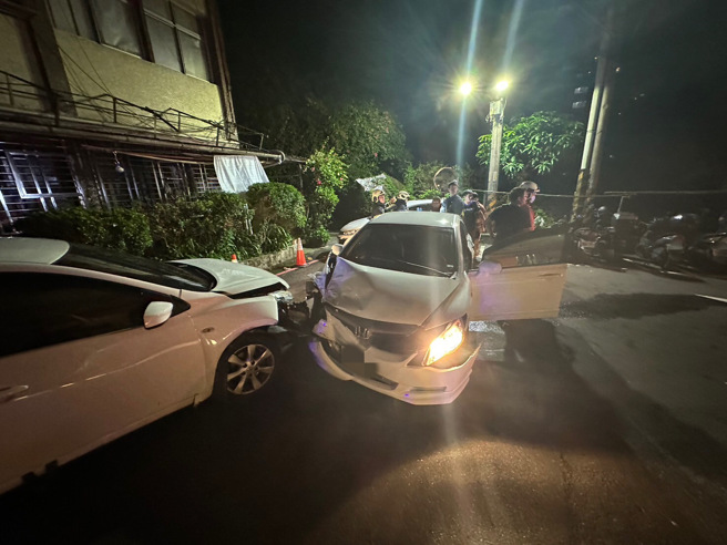今（7）日凌晨2时3分许，新北市汐止区福安街59巷2号前发生一起交通事故，3辆轿车撞在一起，1名35岁高姓驾驶遭车门夹住受困。（图／警方提供）