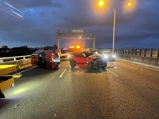 台中市台74线30.1K处7日晚间传出4车追撞事故，其中1车当场被撞当到翻覆，共3人受伤，幸无大碍。（民眾提供／潘虹恩台中传真）