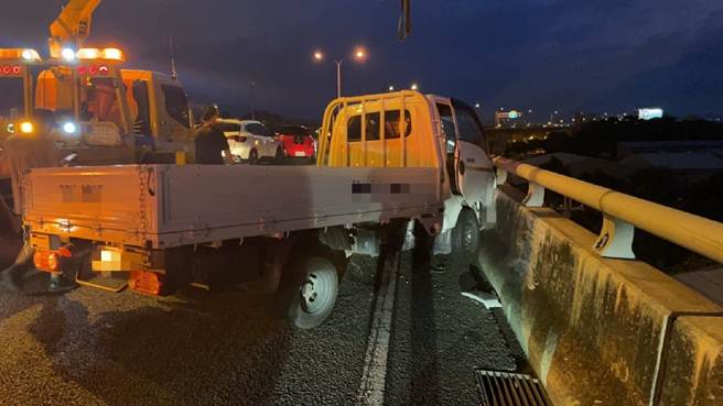 台中市台74线30.1K处7日晚间传出4车追撞事故，其中1车当场被撞当到翻覆，共3人受伤，幸无大碍。（民眾提供／潘虹恩台中传真）