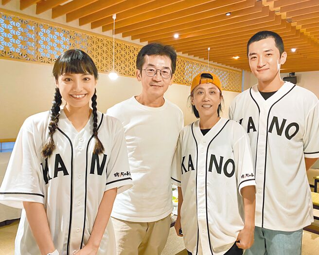 陈希瑀（左起）、魏德圣、江明娟、锺政均在日本首演后合照。（宝丽来国际娱乐提供）