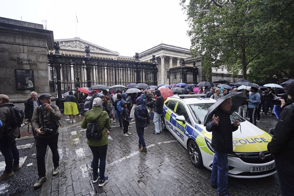 英国伦敦市中心大英博物馆入口外8日上午有一名男子持刀随机攻击，至少1人重伤。警方已封锁现场。（美联社）(photo:ChinaTimes)