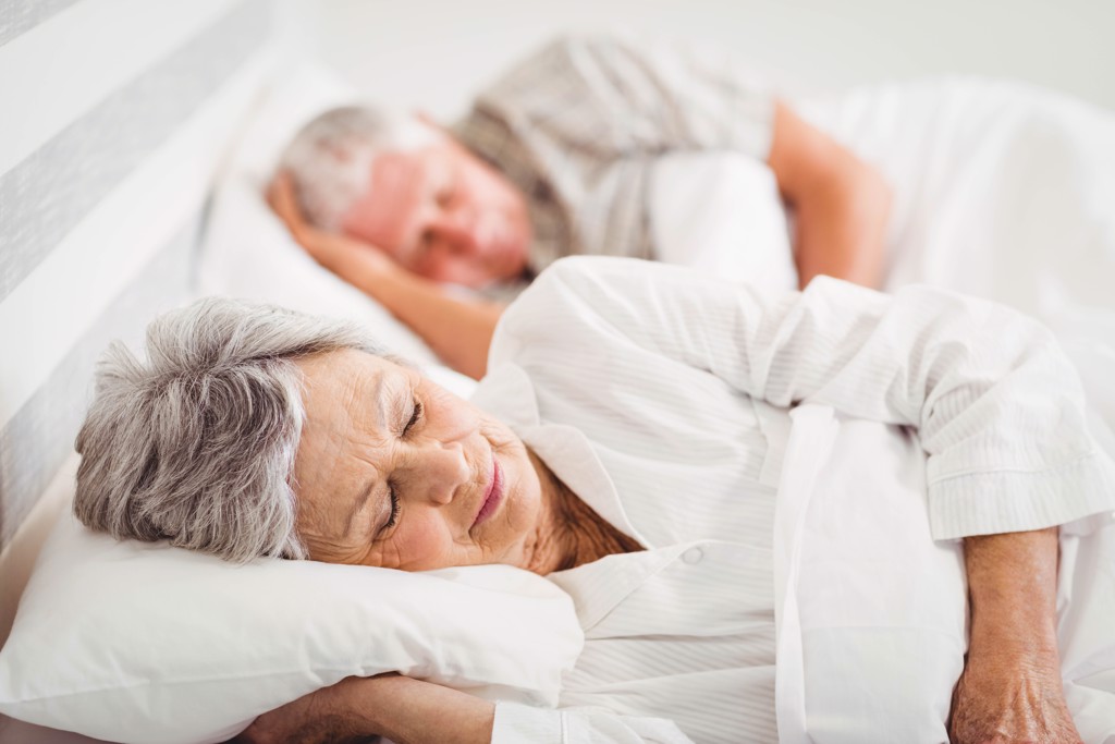 美國加州大學爾灣分校最新研究顯示，長者入睡之前接觸特定的香氛，可以改善記憶力表現。（示意圖／Shutterstock）