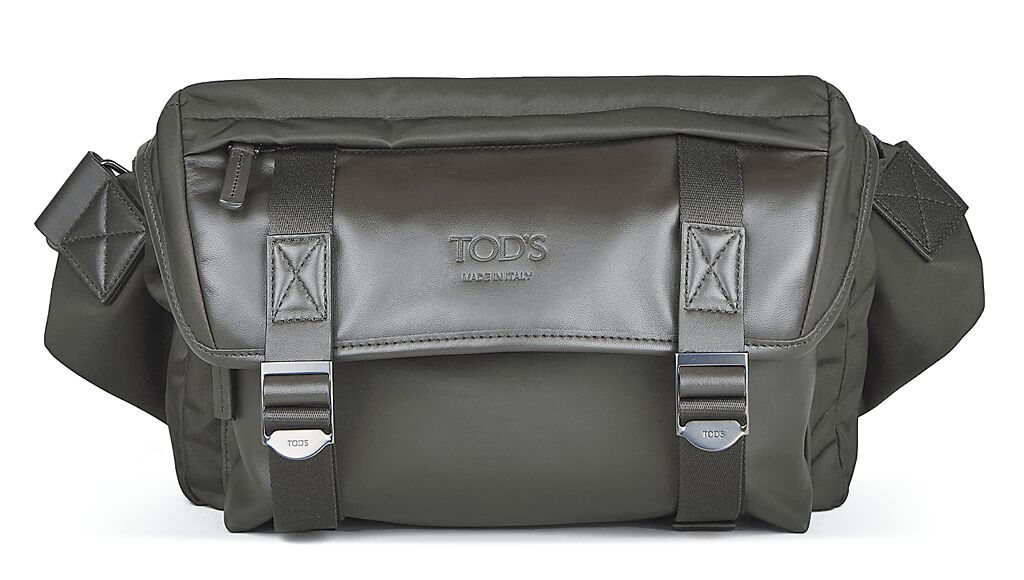 TOD'S黑色皮革拼接尼龍側背包，4萬4900元。（TOD'S提供）