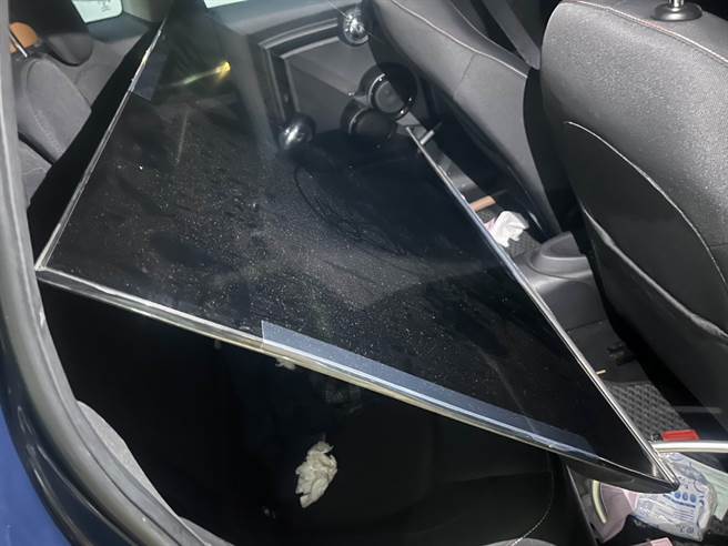 男子已經電視放在汽車後座，打算載去變賣。（民眾提供／孫英哲彰化傳真）