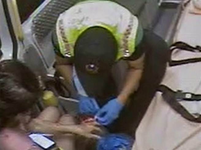 男子母親手指遭車門壓傷，被送醫醫治。（民眾提供／孫英哲彰化傳真）