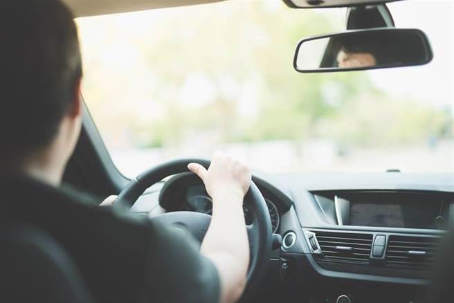 林姓孕婦的老公去年開著登記在她名下的汽車，搭載她在國道以時速172公里狂飆，她遭處分罰鍰8000元並吊扣牌照6個月，她提告請求撤銷處分，遭法院判決駁回（示意圖，達志影像）