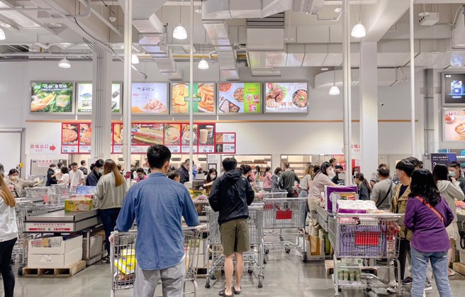 許多人準備中元普渡供品時，都會選擇到好市多採買餅乾零食。（示意圖／資料照）